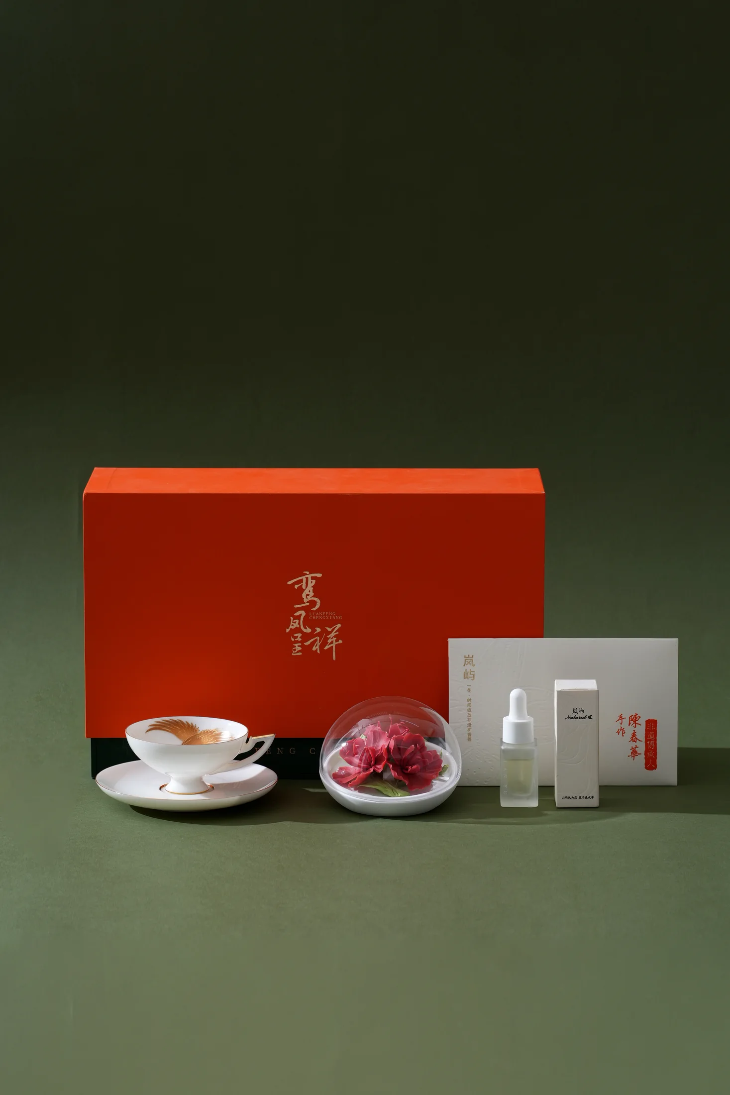 Red porcelain flower fragrance gift set on deep green